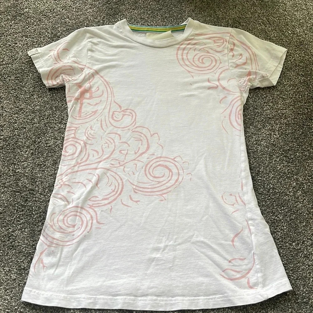 Women’s Red Dragón t-shirt Small